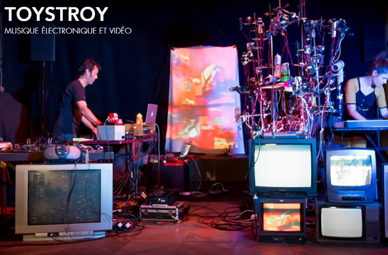 Artistes pop français sur scène avec instruments modernes et ambiance lumineuse vibrante pour une chaîne musique free pop